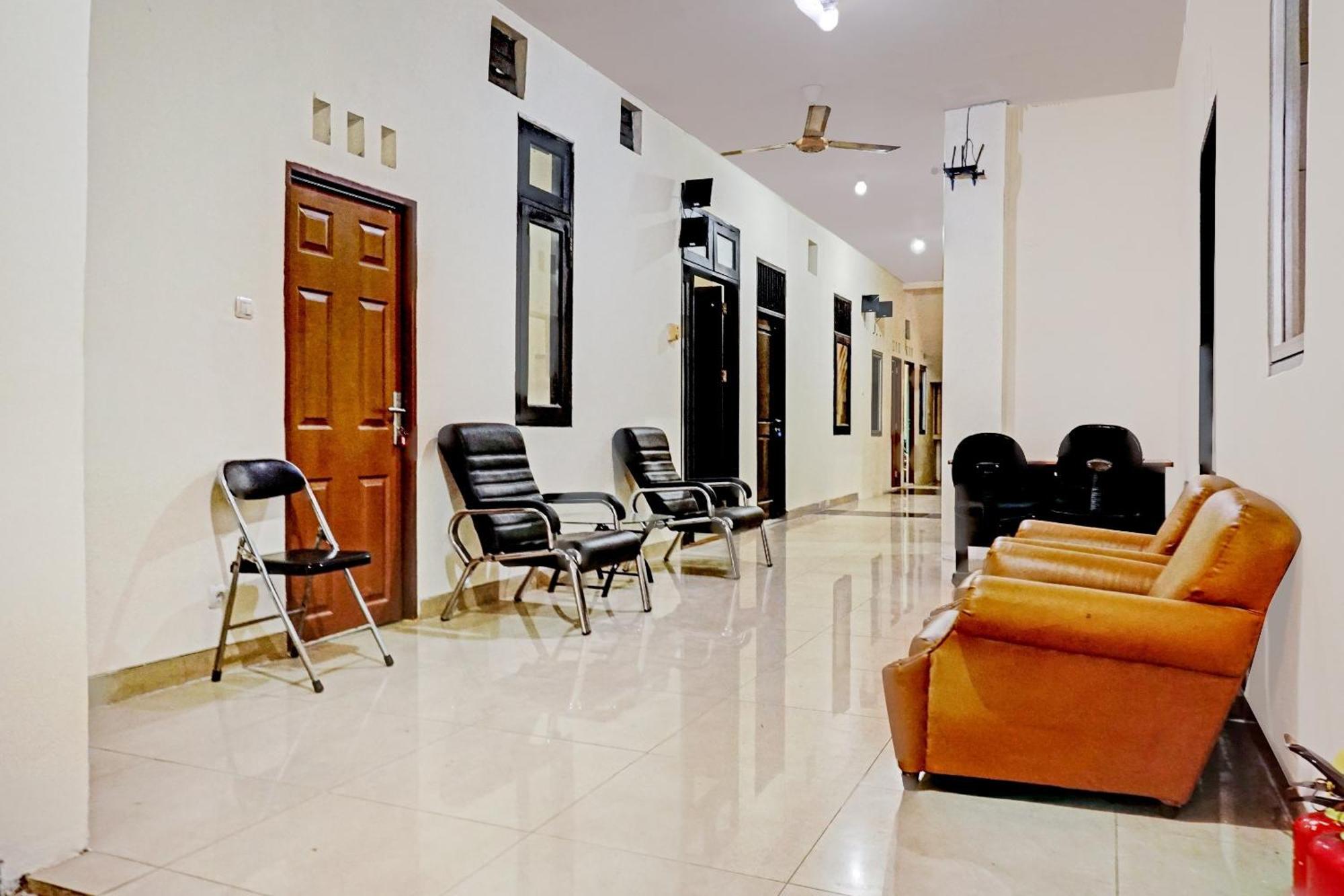 Oyo 90689 Lily House Tangerang Exterior foto