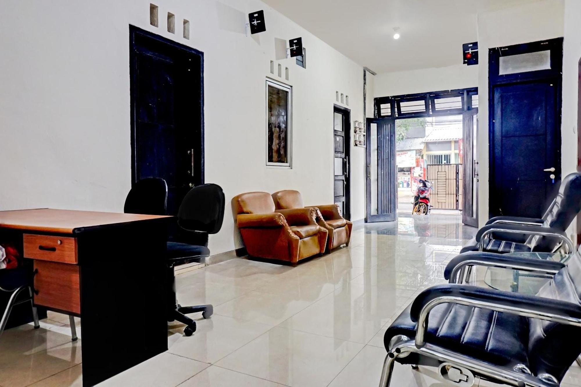 Oyo 90689 Lily House Tangerang Exterior foto